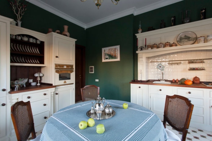 キッチンの濃い緑の壁