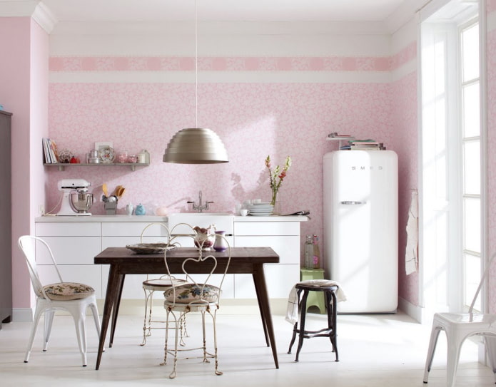 キッチンのインテリアにピンクの壁
