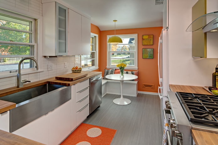 キッチンの内部にあるオレンジ色の壁
