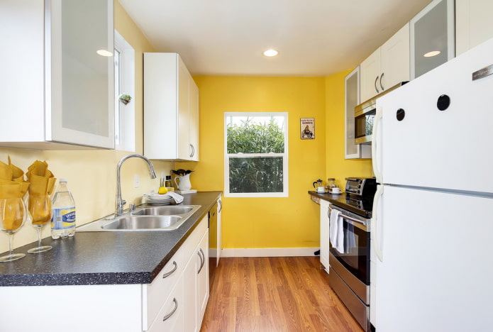 キッチンの内部にある黄色い壁