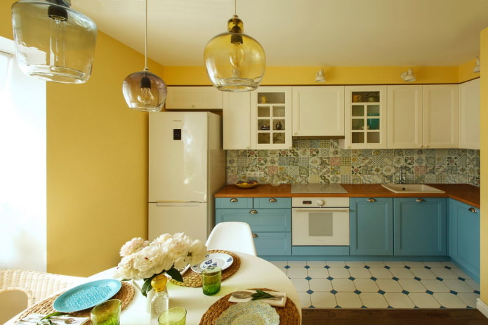 קירות צהובים בפנים המטבח