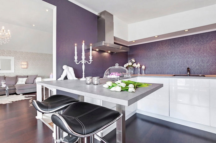 キッチンのインテリアに紫色の壁