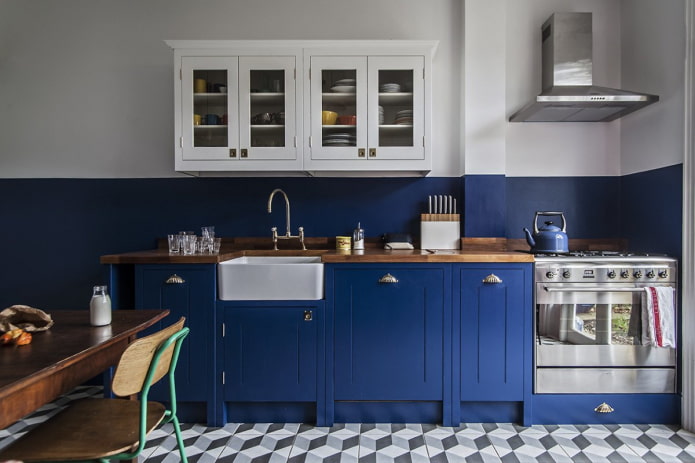 קירות כחול לבן בפנים המטבח