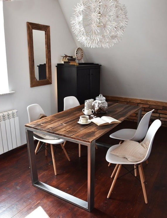 tafel gemaakt van planken in het interieur