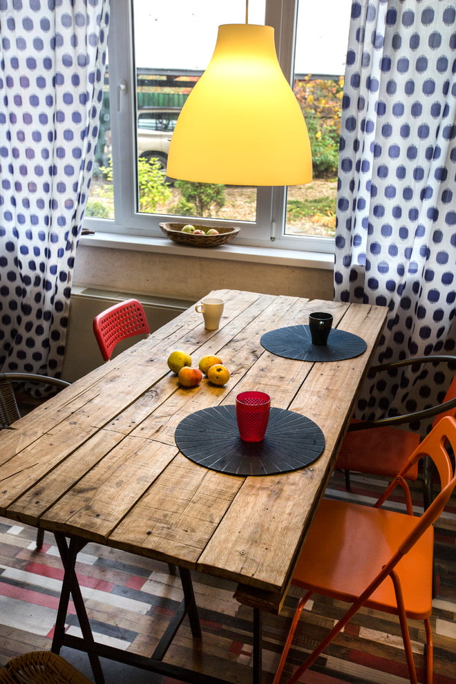 tafel gemaakt van planken in het interieur