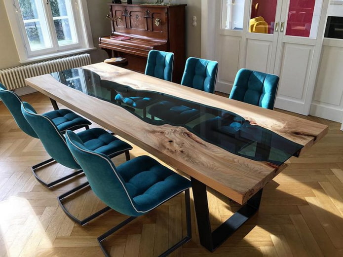 tafel met epoxyhars in het interieur