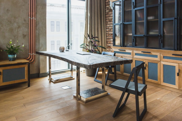 tafel met een metalen onderstel in het interieur