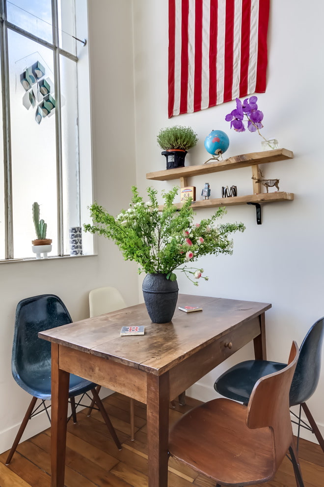 houten rechthoekige tafel in het interieur