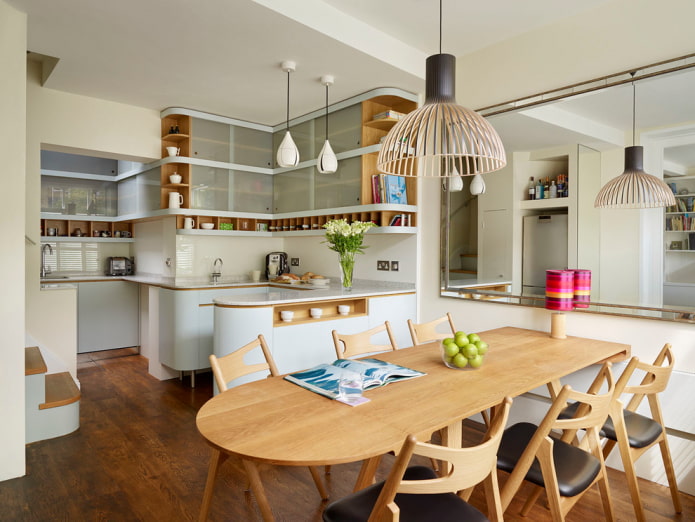 houten ronde tafel in het interieur