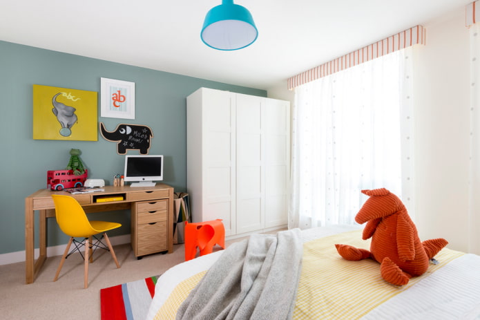 houten tafel in het interieur van de kinderkamer