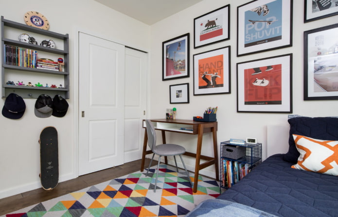 houten tafel in het interieur van de kinderkamer