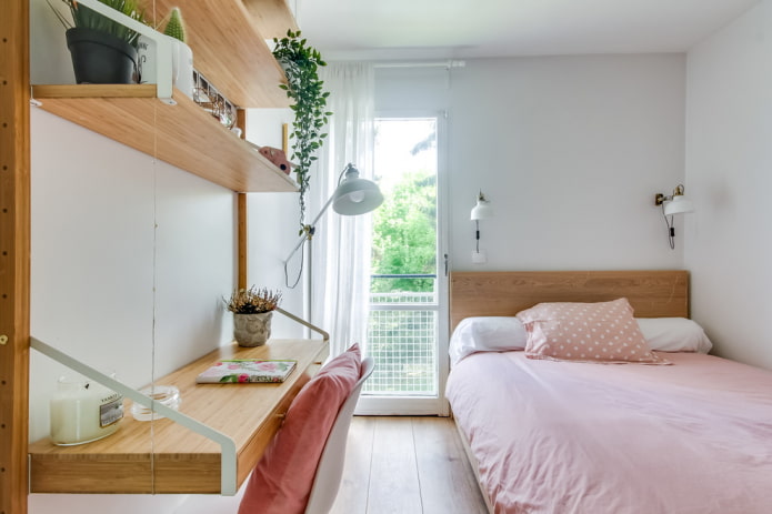 houten tafel in het interieur van de kinderkamer