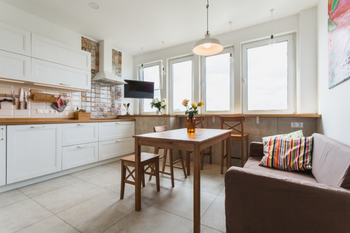 houten tafel in het interieur van de keuken