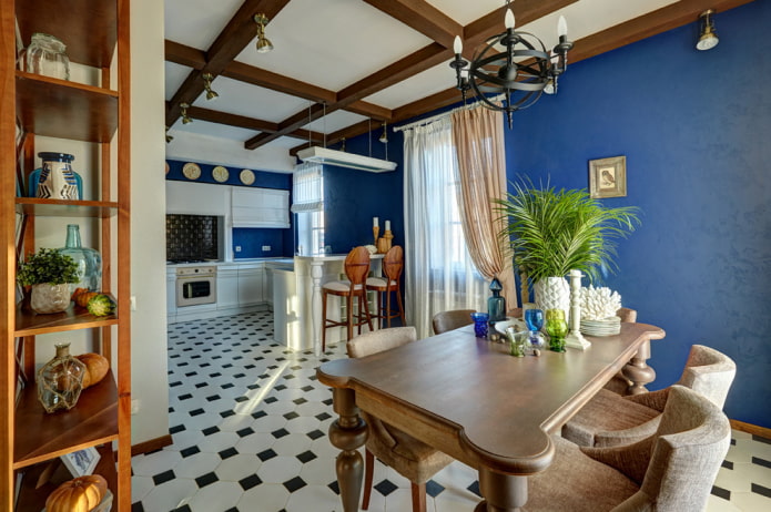 houten tafel in het interieur van de keuken-eetkamer