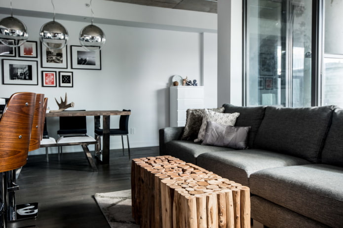 tafel van hout in het interieur van de woonkamer