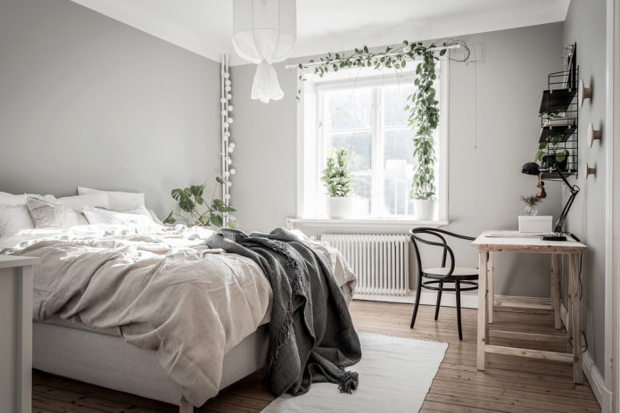 tafel van hout in het interieur van de slaapkamer