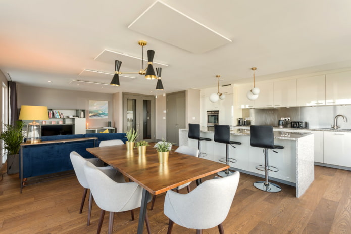 tafel van hout in een interieur in een moderne stijl