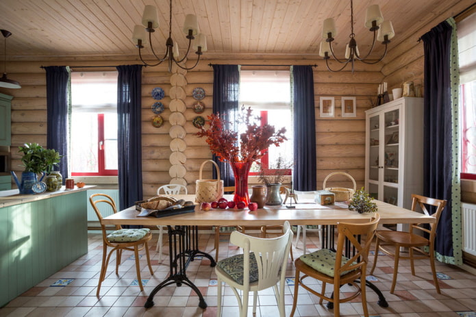 houten tafel in landelijke stijl interieur