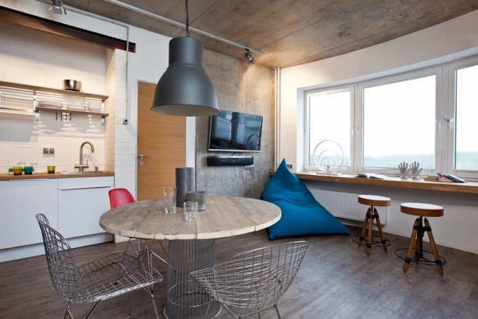 tafel van hout in een loft-stijl interieur