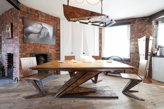 tafel van hout in een loft-stijl interieur