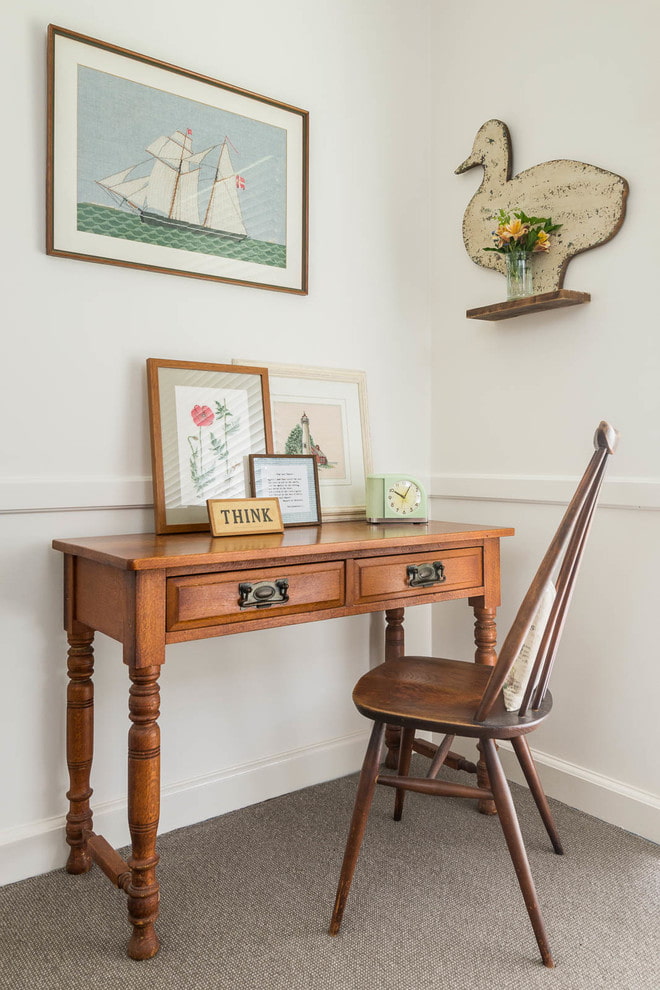 bruine houten tafel in het interieur