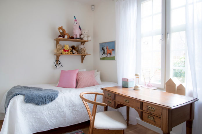 bruine houten tafel in het interieur