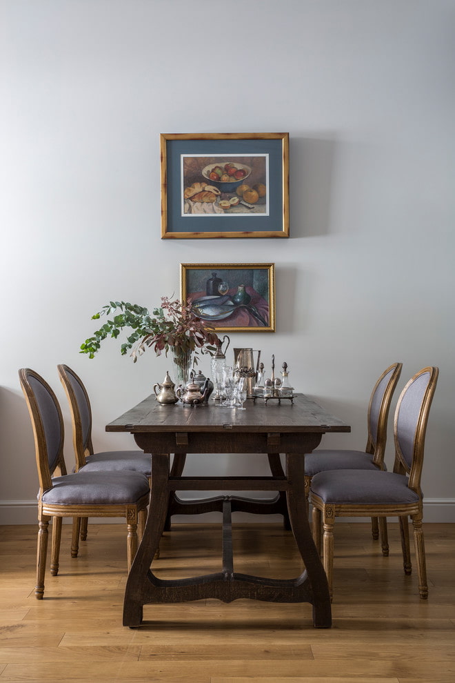 tafel van wengékleurig hout in het interieur