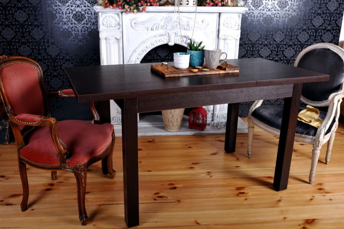 tafel van wengékleurig hout in het interieur