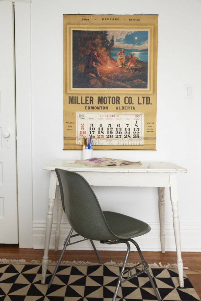 witte houten tafel in het interieur