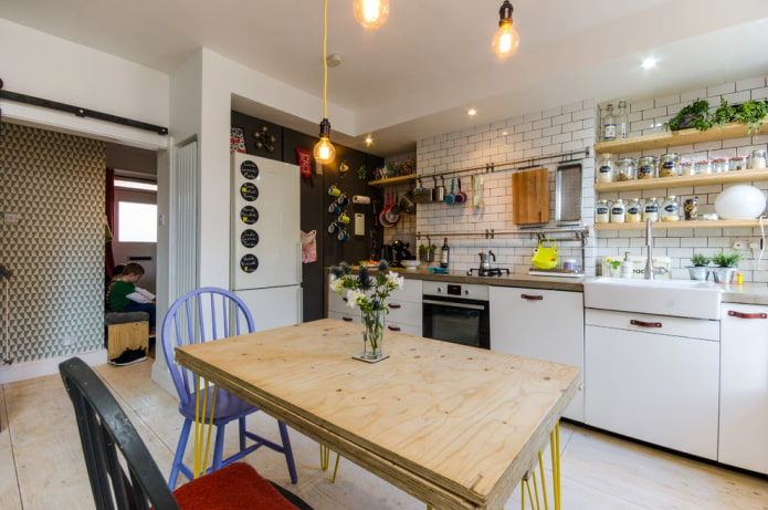 beige houten tafel in het interieur