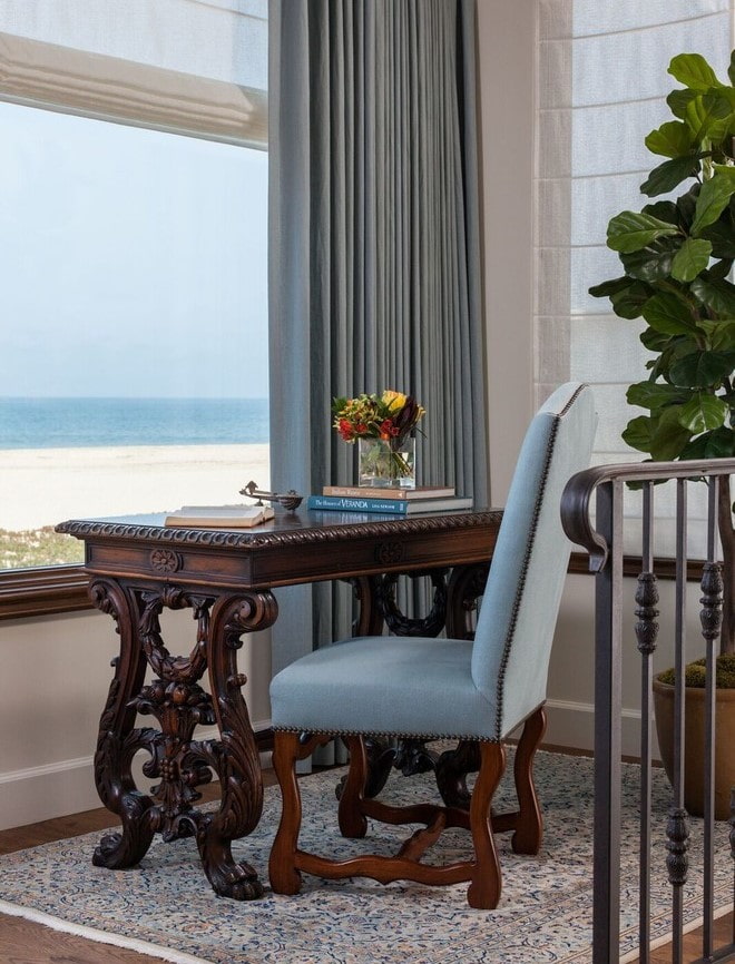 houten tafel met gebeeldhouwde poten in het interieur