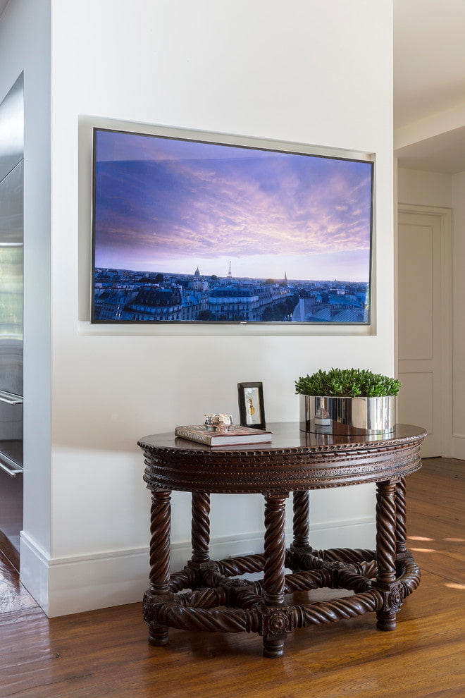 gesneden houten tafel in het interieur