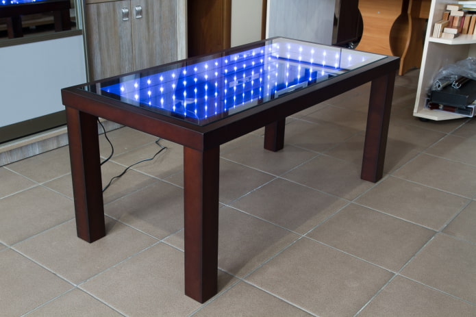 tafel van hout met verlichting in het interieur