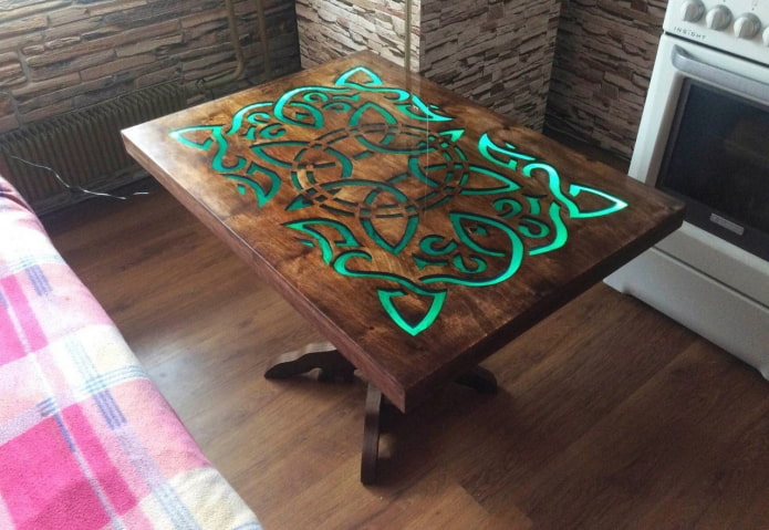 tafel van hout met verlichting in het interieur