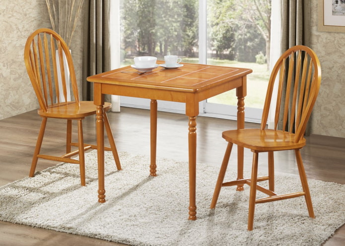 tafel van hout met tegels in het interieur