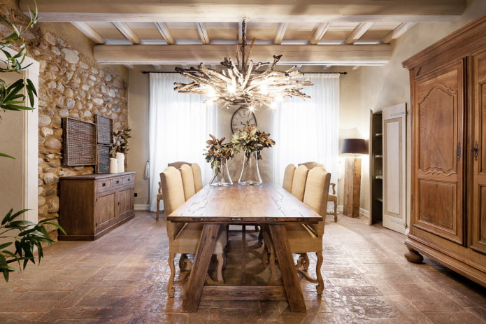 tafel van geborsteld hout in het interieur