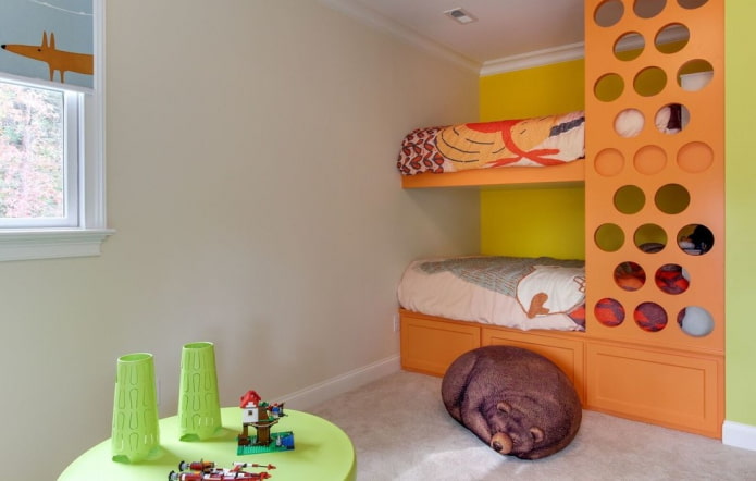 dviaukštė oranžinė lova darželyje