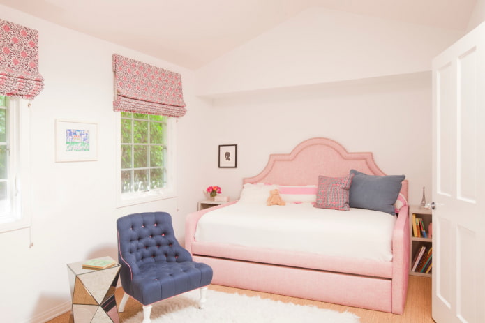ροζ κρεβάτι στο νηπιαγωγείο