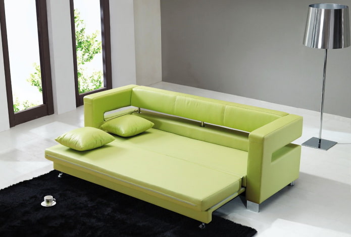 divano pieghevole verde all'interno