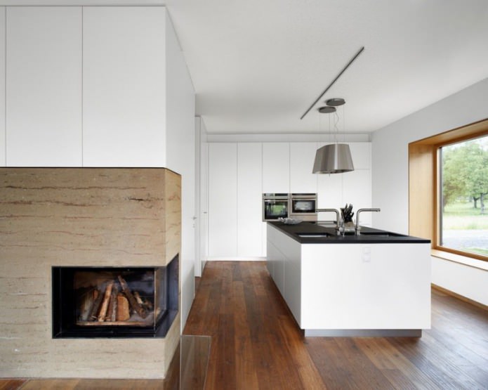 kamin u bijeloj kuhinji u stilu minimalizma