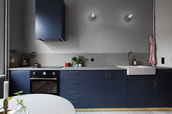 grembiule grigio in cucina blu