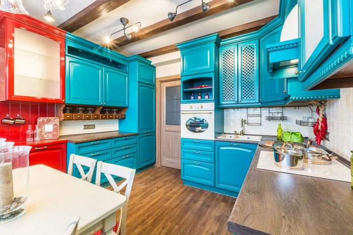 cucina blu con rosso