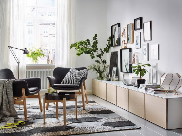 schilderijen aan de muur in de woonkamer