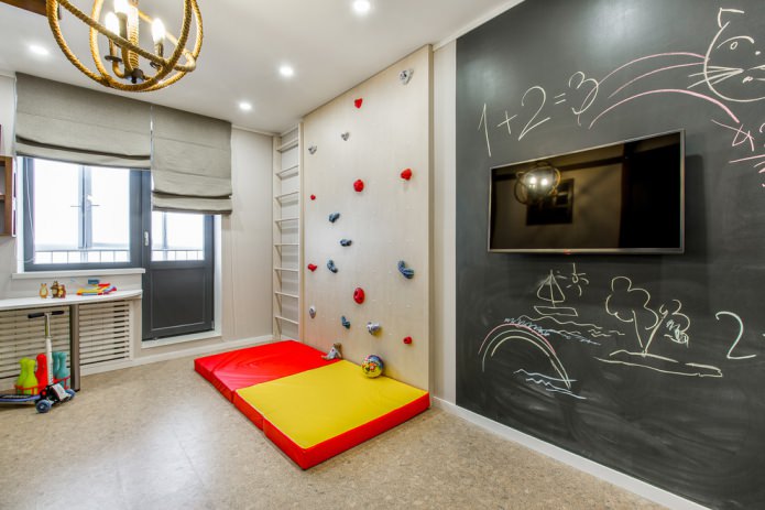 licht interieur van de kinderkamer met een speelhoek en een krijtbord