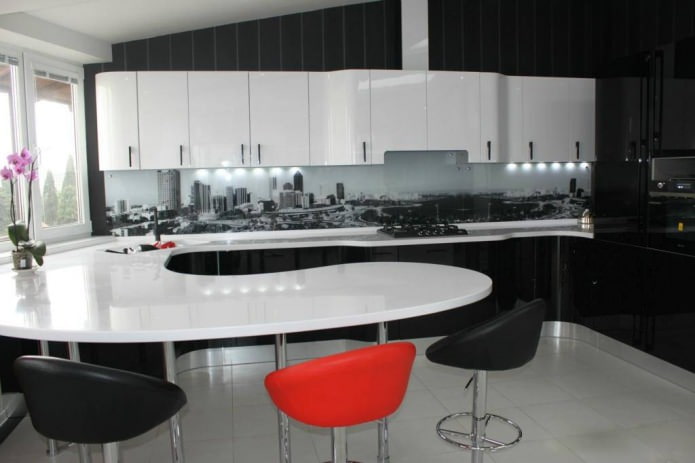 Virtuvės interjeras su baro skaitikliu kartu su virtuvės komplektu