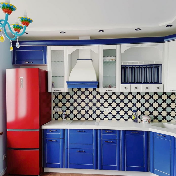 キッチンの赤い冷蔵庫