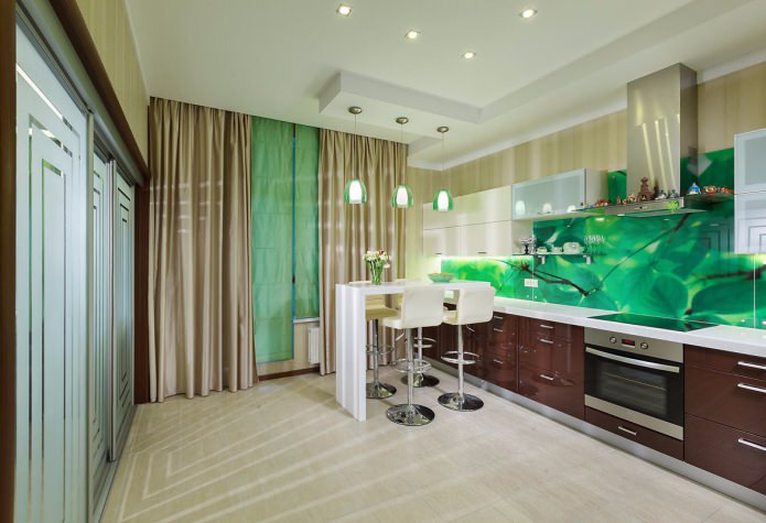 groen behang in het interieur van de keuken