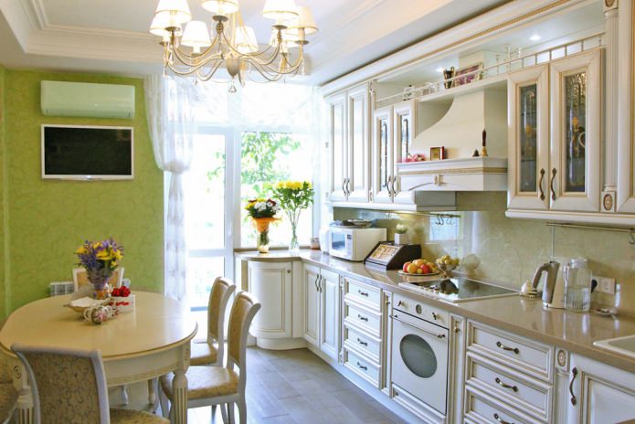 Groen behang in het interieur van de keuken in de klassieke stijl