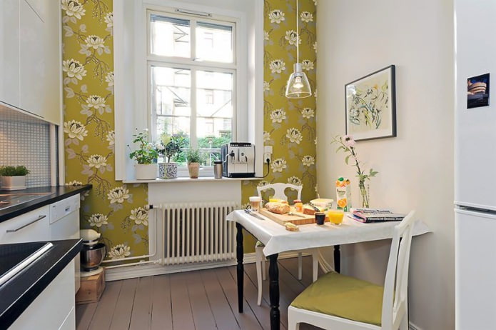 Carta da parati floreale verde nel design della cucina in stile scandinavo