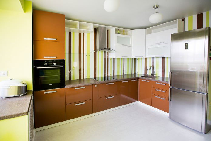 interni eleganti e luminosi della cucina con carta da parati a righe verdi